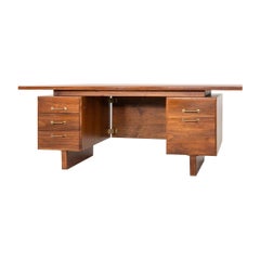 1970er Jens Risom Design Chefschreibtisch in Nussbaum mit fünf Schubladen