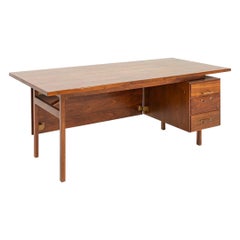 Executive-Schreibtisch aus Nussbaum mit drei Schubladen, Jens Risom Design, 1970er Jahre