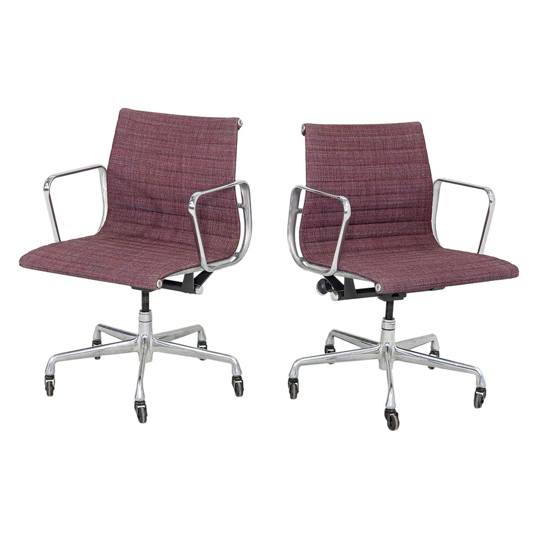 1981 Herman Miller Eames Aluminum Group Management Desk Chair in Purple Fabric