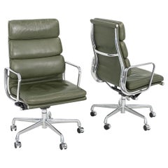 Silla de escritorio Eames Executive Soft Pad en piel verde de Herman Miller de la década de 2000