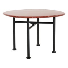 Table basse Carmel 2024 OEO Studio pour GUBI avec plateau rouge rocheux 23 po