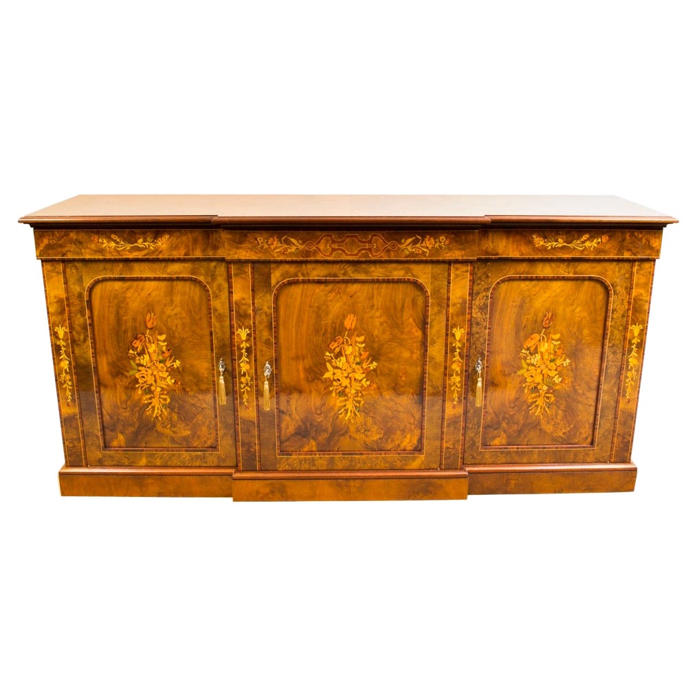 Buffet ancien à 3 portes en marqueterie de ronce de noyer Début du 20e siècle