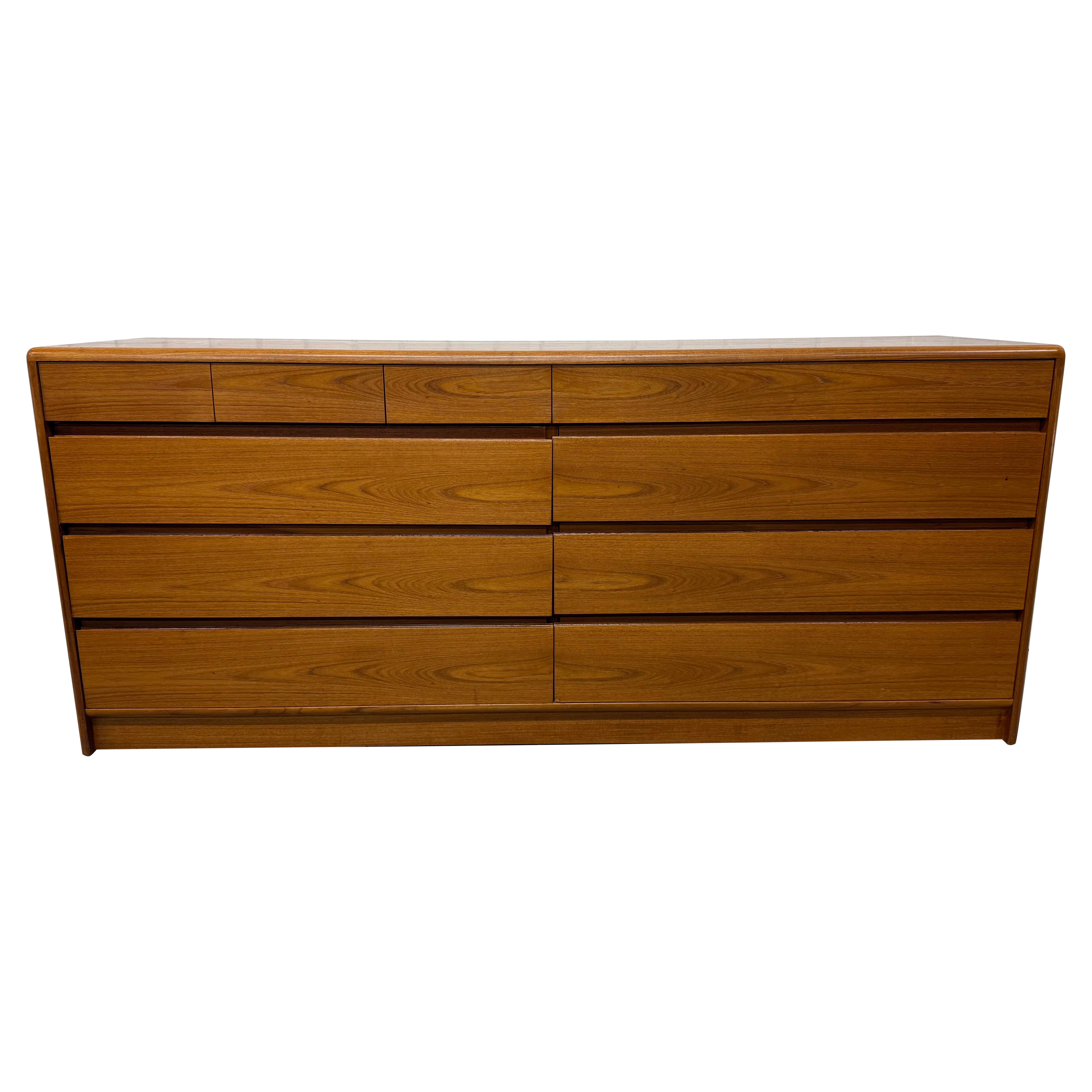 Cómoda vintage danesa moderna de teca de 10 cajones