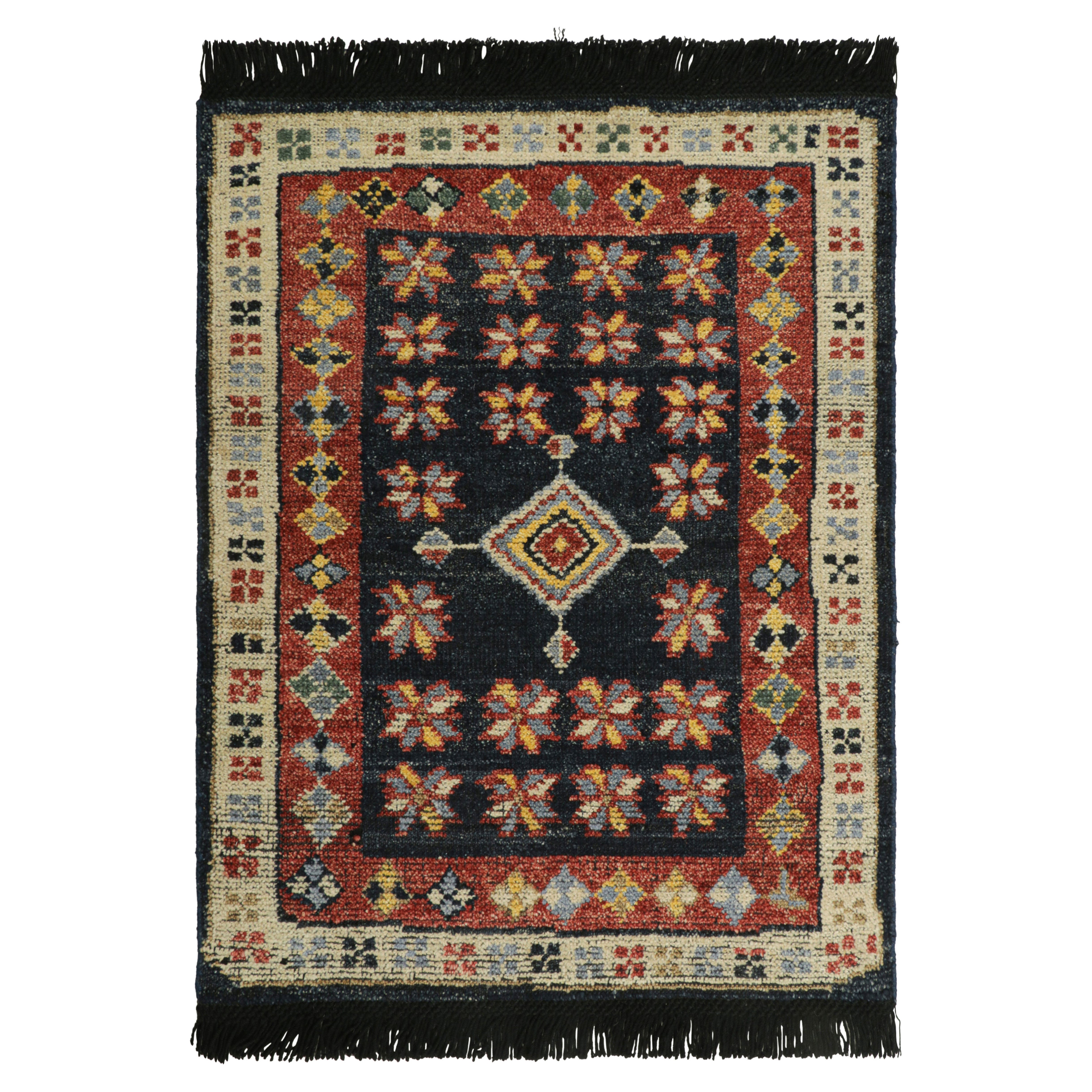 Rug & Kilim's Stammes-Teppichmuster in Beige-Braun-, Gold- und Blautönen