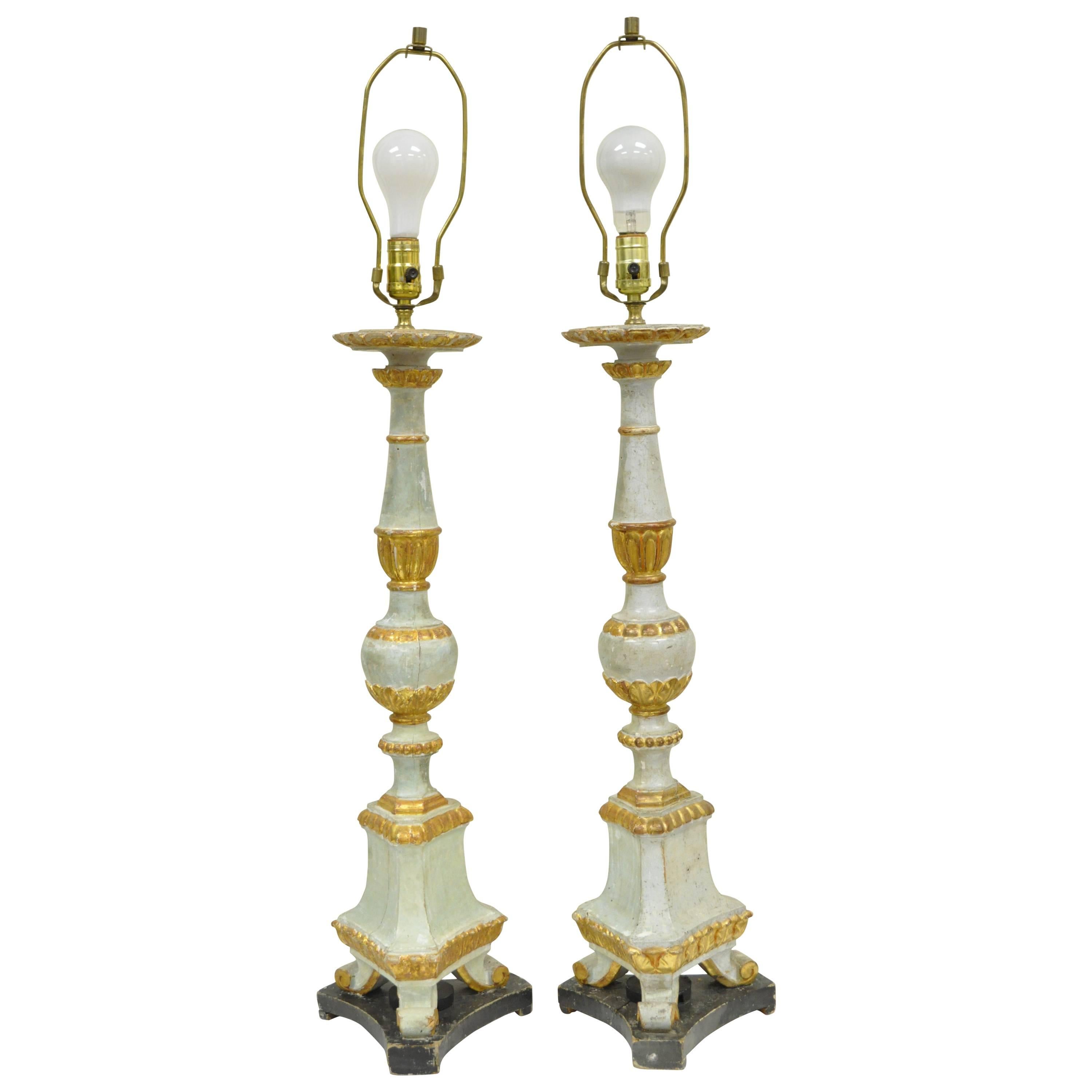 Neoklassizistische italienische handgeschnitzte Tischlampen aus vergoldetem Holz, frühes 20. Jahrhundert, Paar im Angebot