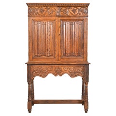 Bibliothèque ou meuble de bar en chêne sculpté de style Jacobean par IRWIN, vers les années 1920
