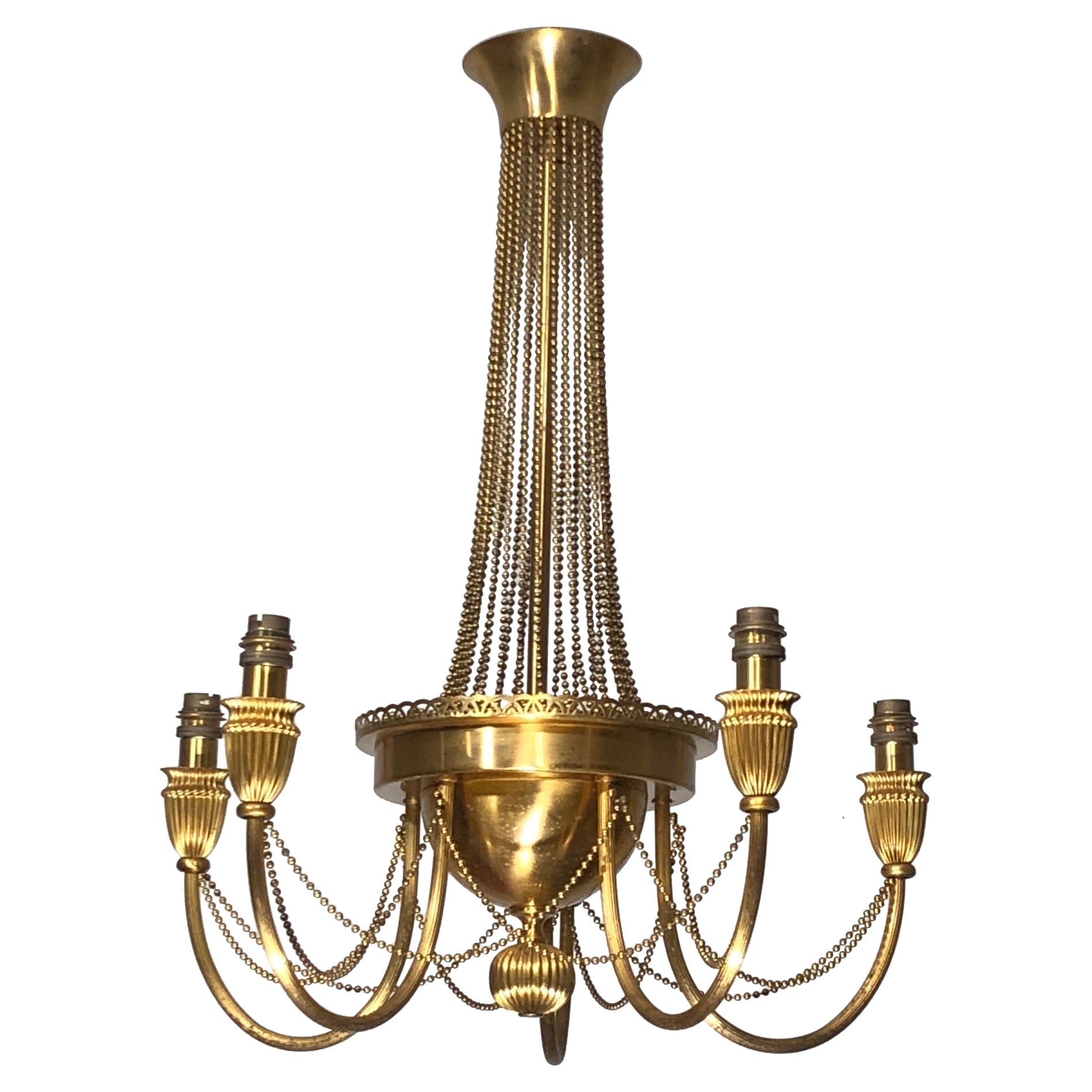 Lampadario in ottone in stile neoclassico decorato con ghirlande di perle. Lavoro francese.