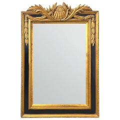 Espejo de pared neoclásico vintage de madera dorada con cresta de concha y adornos negros