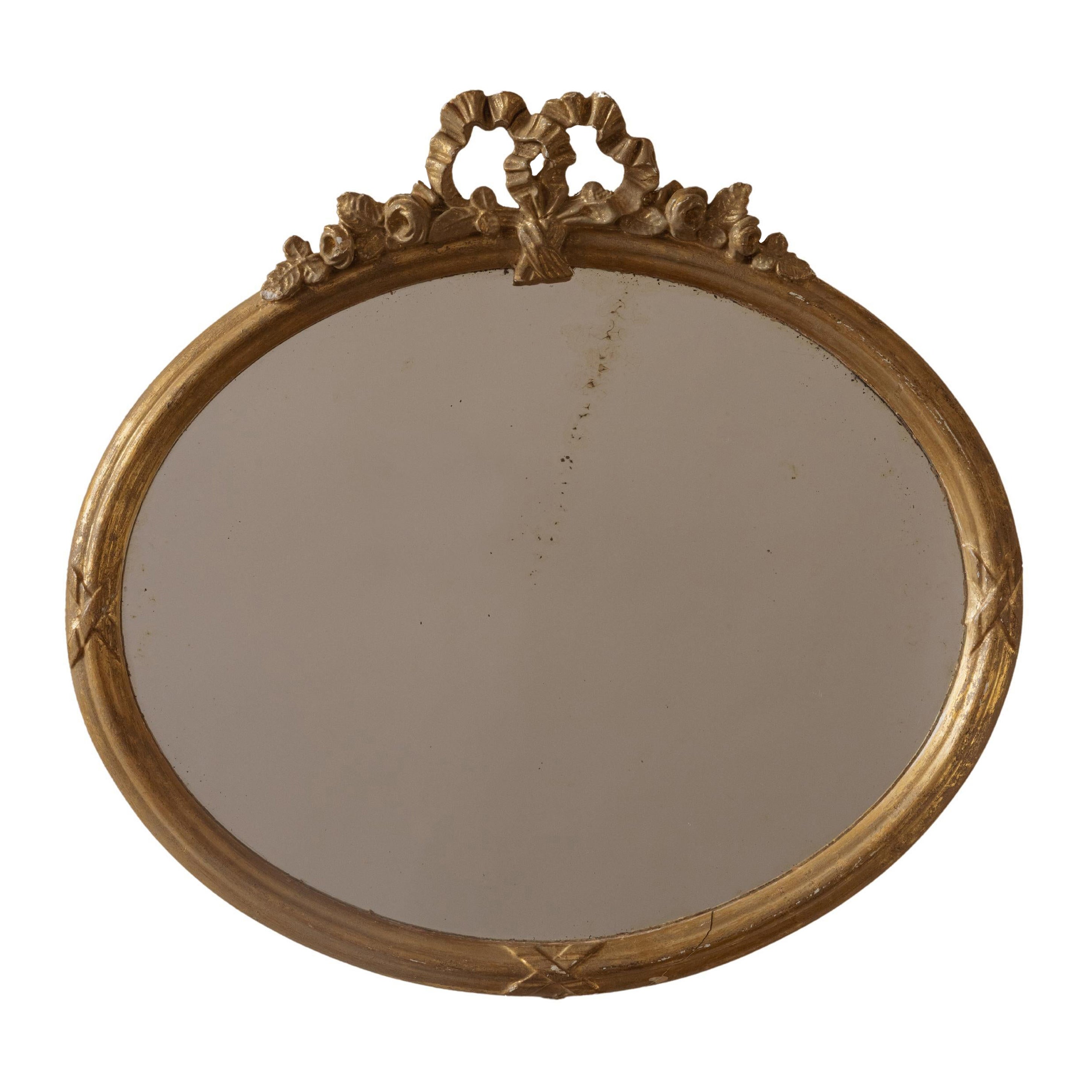 Un petit miroir ovale