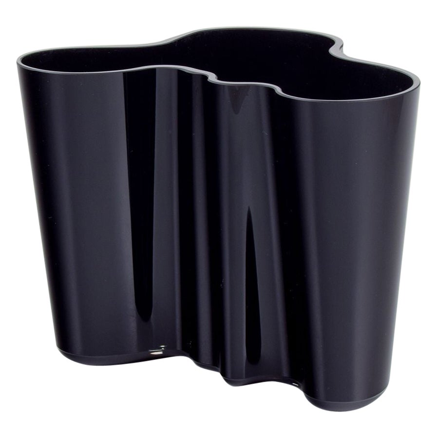 Alvar Aalto, Iittala, Finlandia. Vaso "Savoy" in vetro blu scuro. Ca 1980