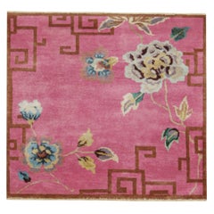 Rug & Kilim's Chinese Art Deco Style Square Rug in Pink with Floral Patterns (tapis carré de style art déco chinois avec motifs floraux)