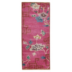 Rug & Kilim è un tappeto da corsa in stile Art Deco cinese in rosa con motivi floreali