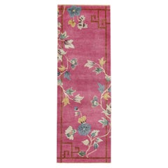 Rug & Kilim's Chinesischer Art Deco Läufer in Rosa mit Blumenmustern