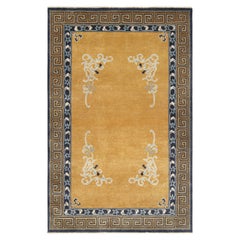 Rug & Kilim's Chinese Art Deco Style Rug in Amber Gold with Floral Patterns (tapis chinois de style Art déco en or ambré avec motifs floraux)