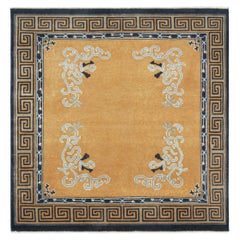 Rug & Kilim's Chinese Art Deco Style Square Rug in Amber Gold with Floral Patter (tapis carré de style art déco chinois avec motifs floraux)