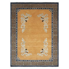Rug & Kilim's Chinese Art Deco Style Rug in Amber Gold with Floral Patterns (tapis chinois de style Art déco en or ambré avec motifs floraux)