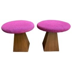 Paire de tabourets triangulaires en noyer de style Harvey Probber  Mid-Century