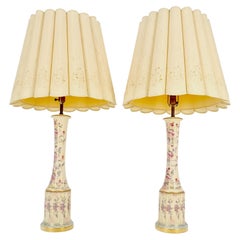 Paire de lampes de table de 39" en céramique peinte à la main, en forme de tour, avec abat-jour