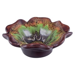 Vallauris, Frankreich. Keramikschale aus mehrfarbiger Glasur. Gewellte Form. Ca. 1970s.