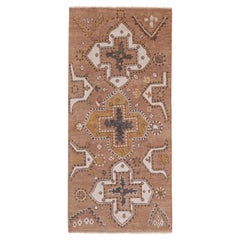 Rug & Kilim è un tappeto in stile tribale color ruggine con motivi a medaglioni bianchi e oro