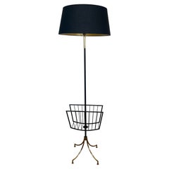 Lampadaire en métal laqué noir et design en laiton avec porte-revues.