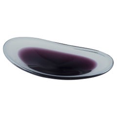 Vicke Lindstrand pour Kosta Boda. Grand bol en verre d'art. Verre transparent et violet
