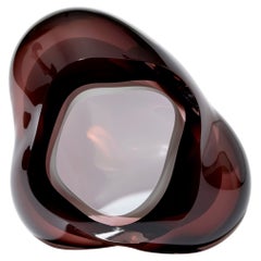Chroma Vug en Smokey Topaz, escultura de vidrio amorfo de Samantha Donaldson