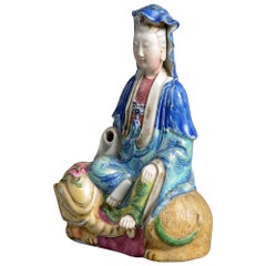 Figure en porcelaine du 19e siècle représentant une figure assise sur un éléphant