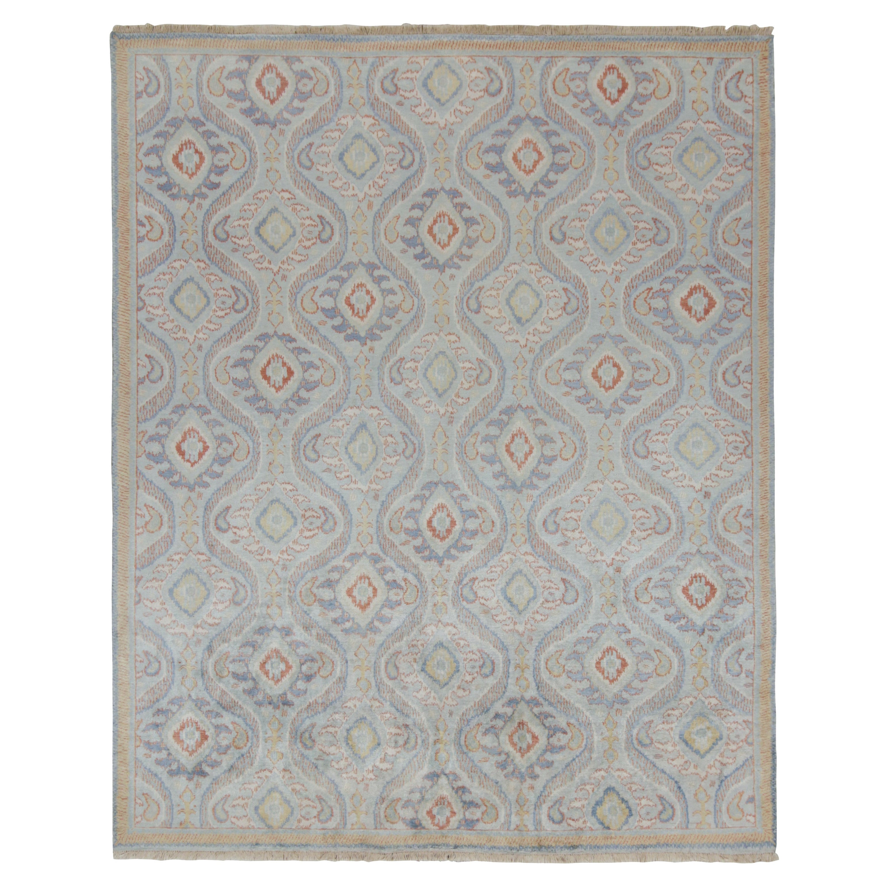 Alfombra de estilo ikats clásico de Rug & Kilim con motivos azul, dorado y rojo óxido