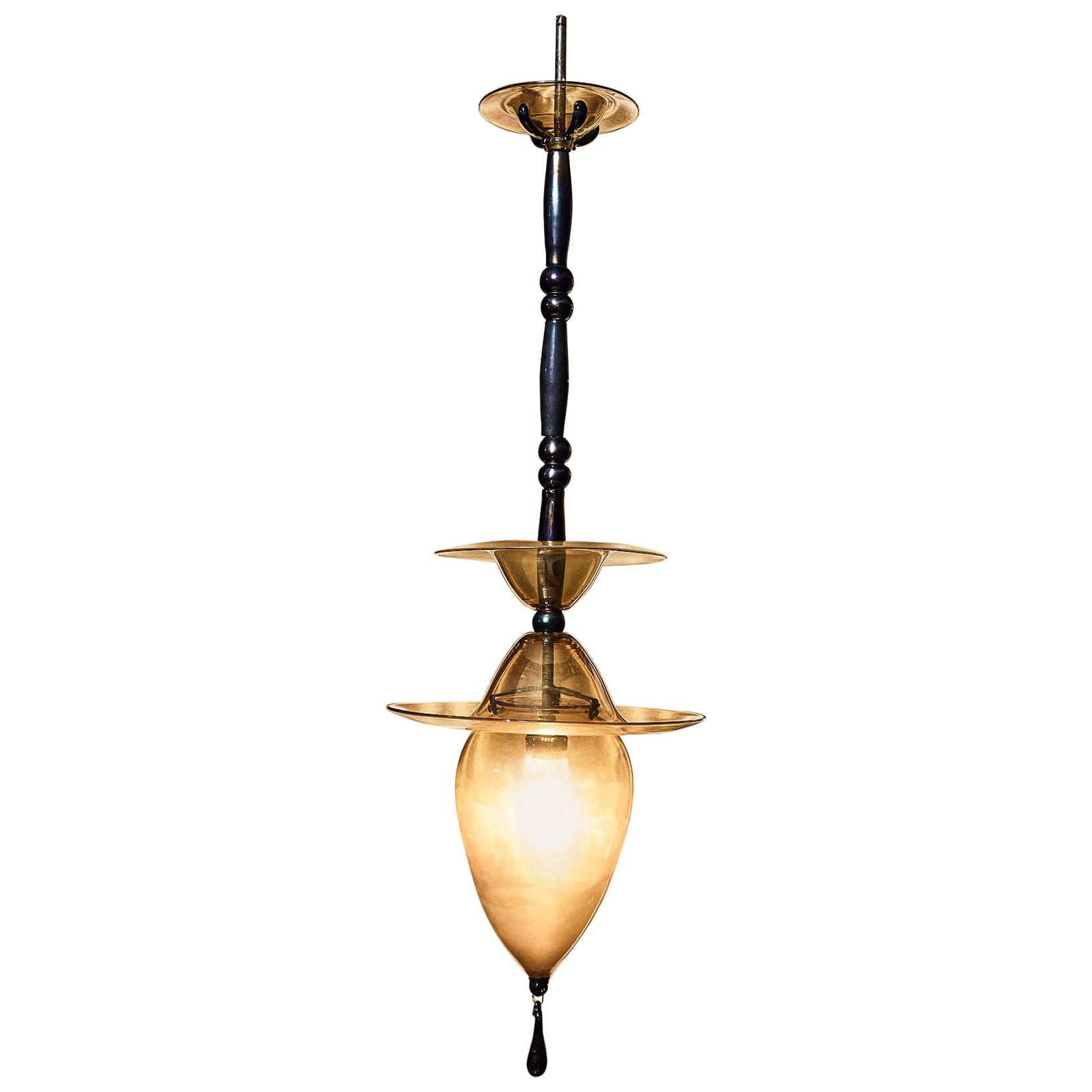 Lampada a sospensione in vetro soffiato ambra ed applicazioni blu iridescenti en venta