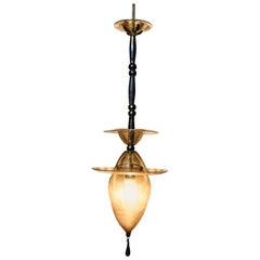 Lampada a sospensione in vetro soffiato ambra ed applicazioni blu iridescenti