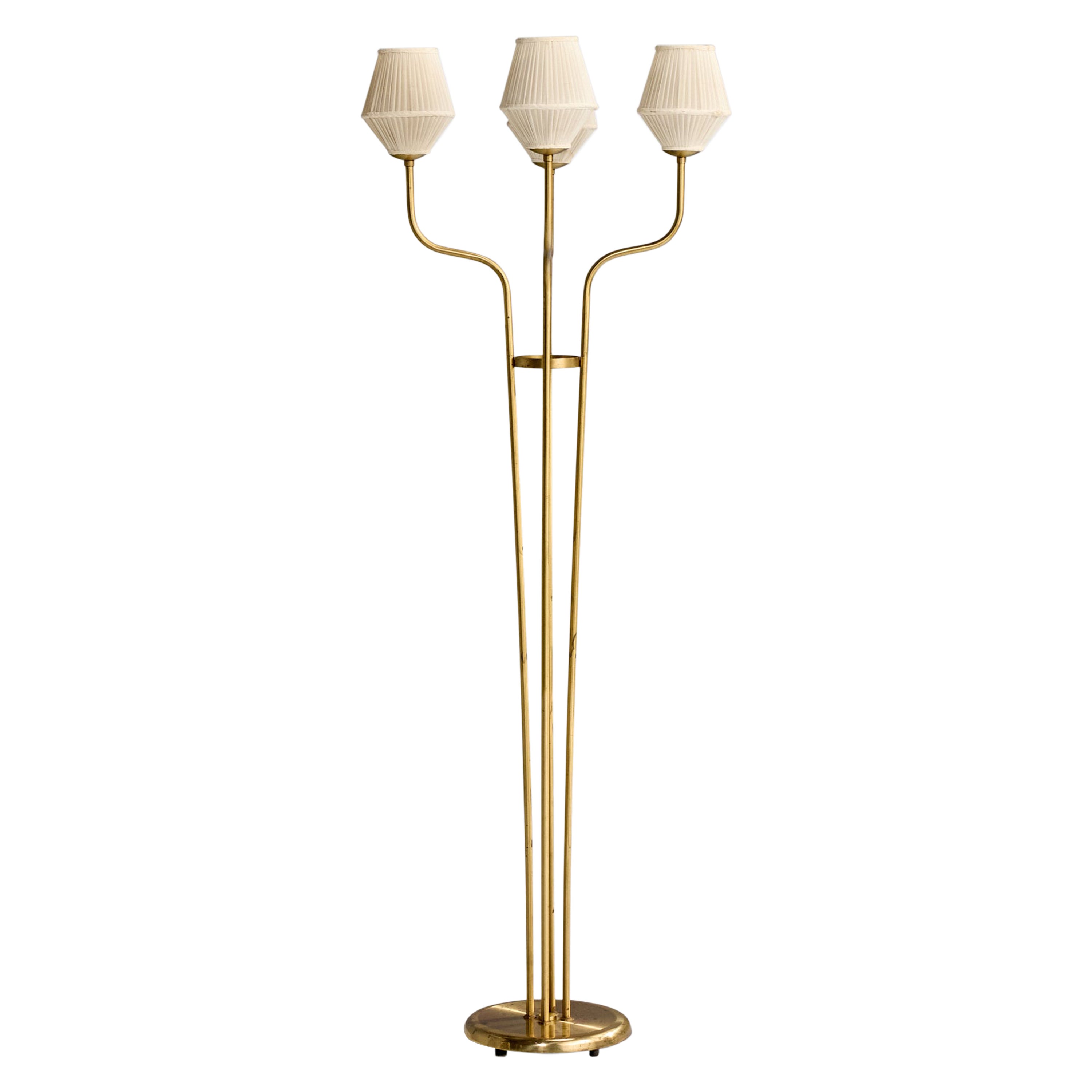 Lampadaire en laiton et tissu blanc cassé conçu et produit en Suède, c.C. 1940.

Dimensions de la lampe avec abat-jour (pouces) : 62.0 