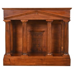 Romweber Neoklassizistisches Sideboard in Pantheonform aus geschnitztem Nussbaum und Wurzelholz