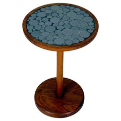 Mesa auxiliar Gordon & Jane Martz de mosaico de monedas grises