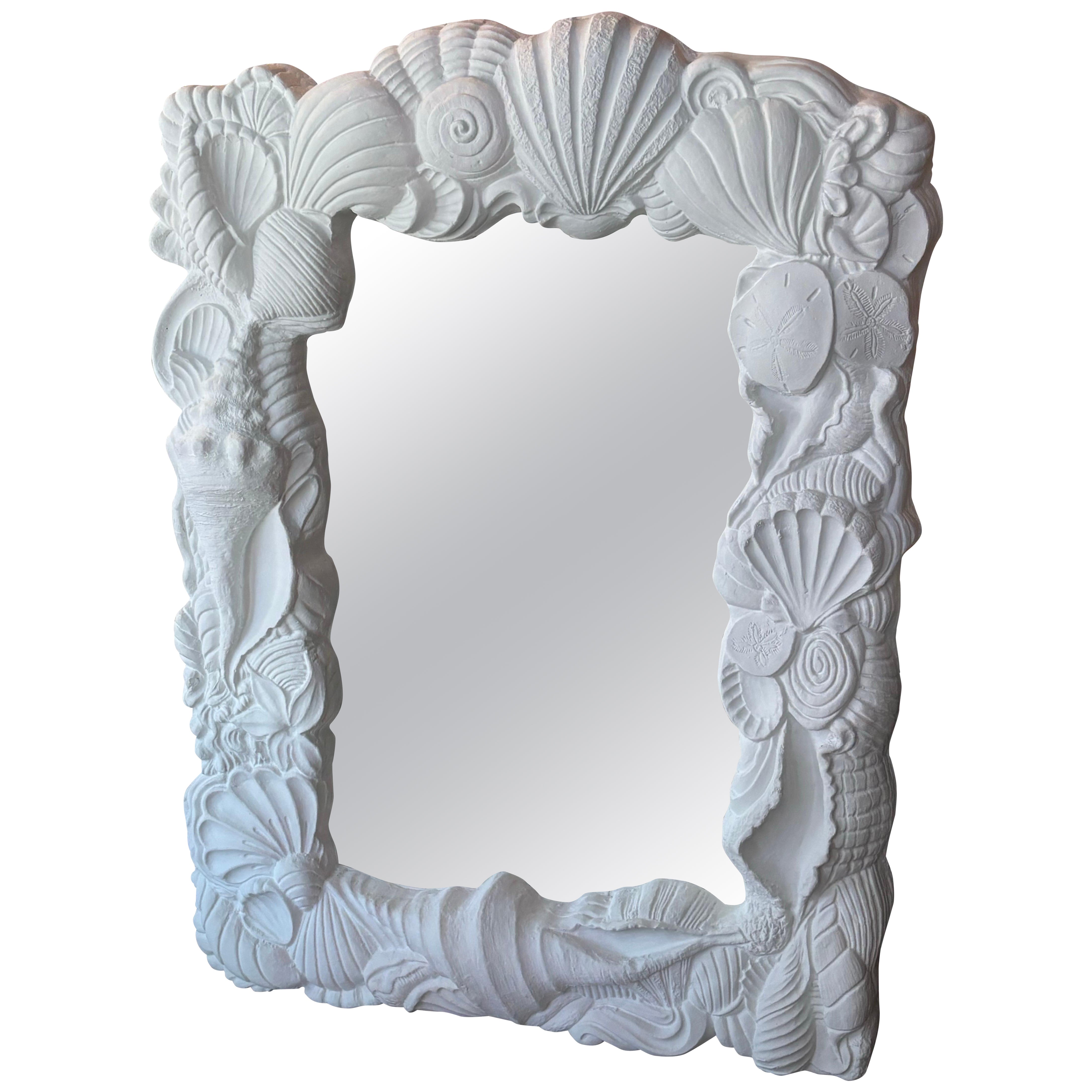 Miroir mural vintage de Palm Beach en plâtre avec coquillages de mer nouvellement laqué blanc plat