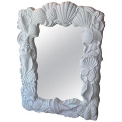Miroir mural vintage de Palm Beach en plâtre avec coquillages de mer nouvellement laqué blanc plat