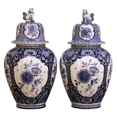 Pareja de jarrones de jengibre de loza de Delft pintados en azul y blanco, Circa 1920
