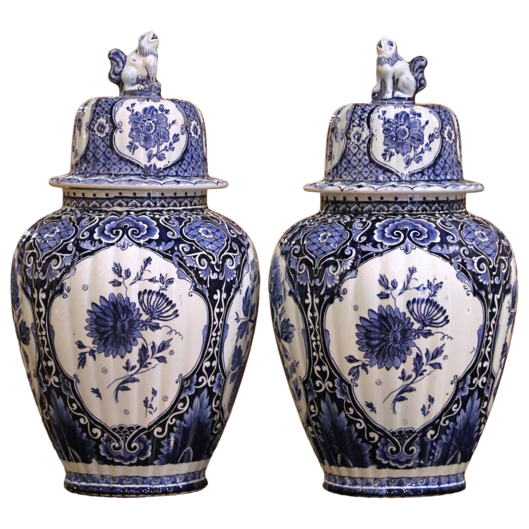 Pareja de Tarros de Jengibre de Delft con Esfinge Real Azul y Blanca y Tapas de Perro Foo en venta