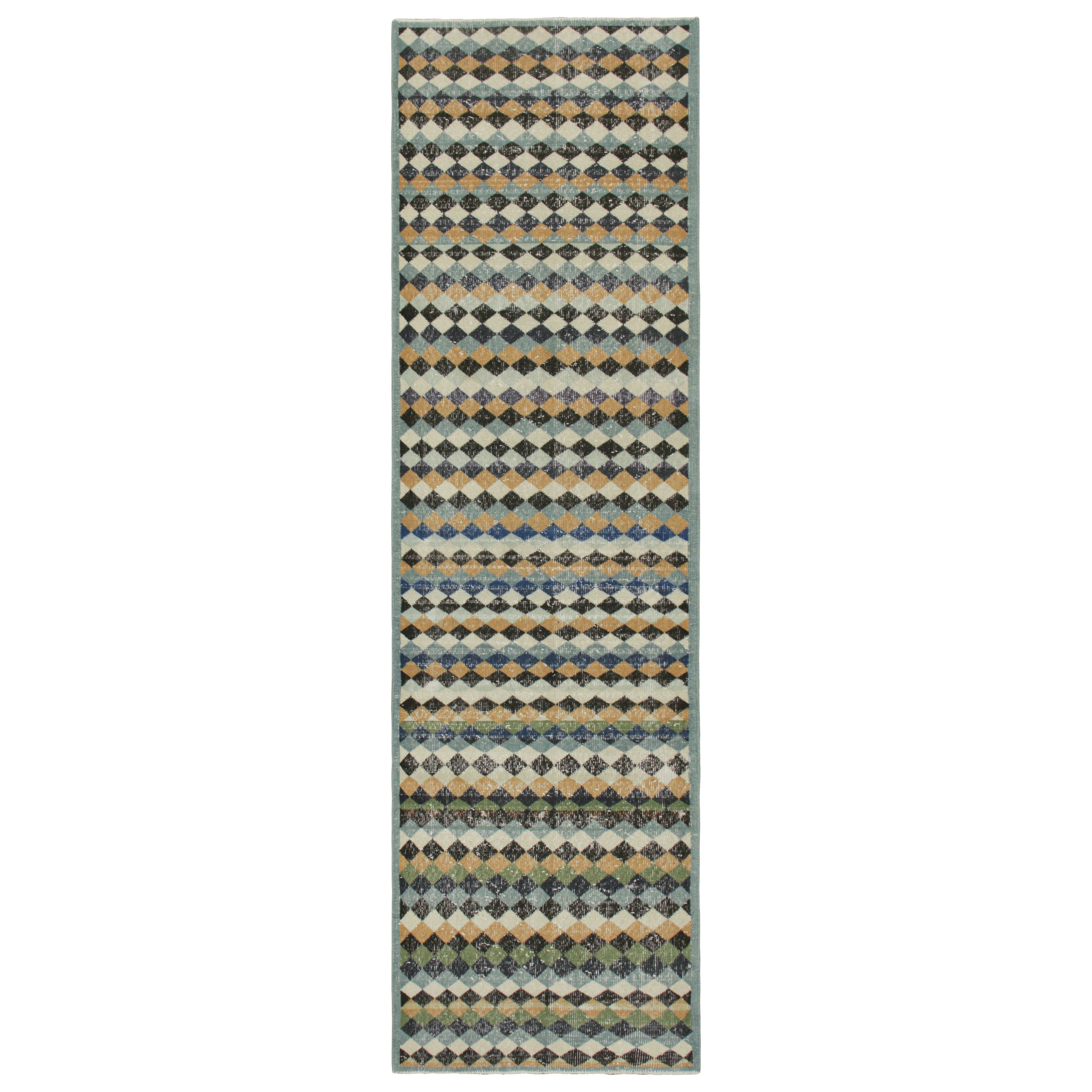 Türkischer Vintage-Läufer mit polychromen geometrischen Mustern - Rug & Kilim