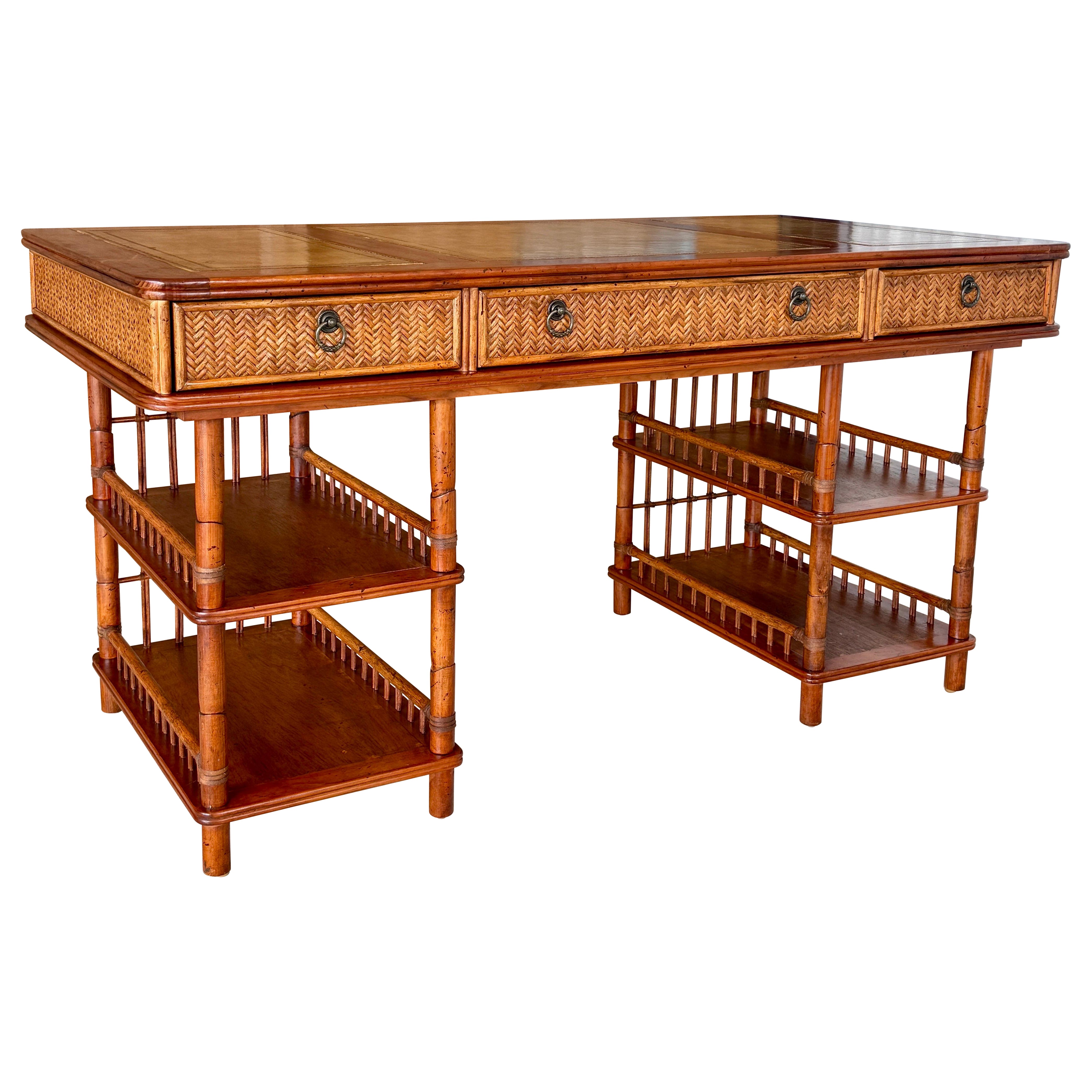 British Colonial Style Schreibtisch aus Bambus und geflochtenem Rattan mit lederbezogener Platte