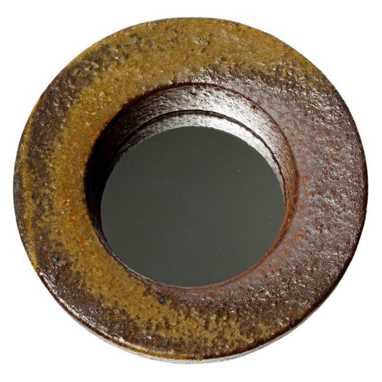 Miroir en céramique cuite au bois de Mia Jensen, 2025.