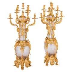Paire de grands candélabres français de style rococo en verre et bronze doré