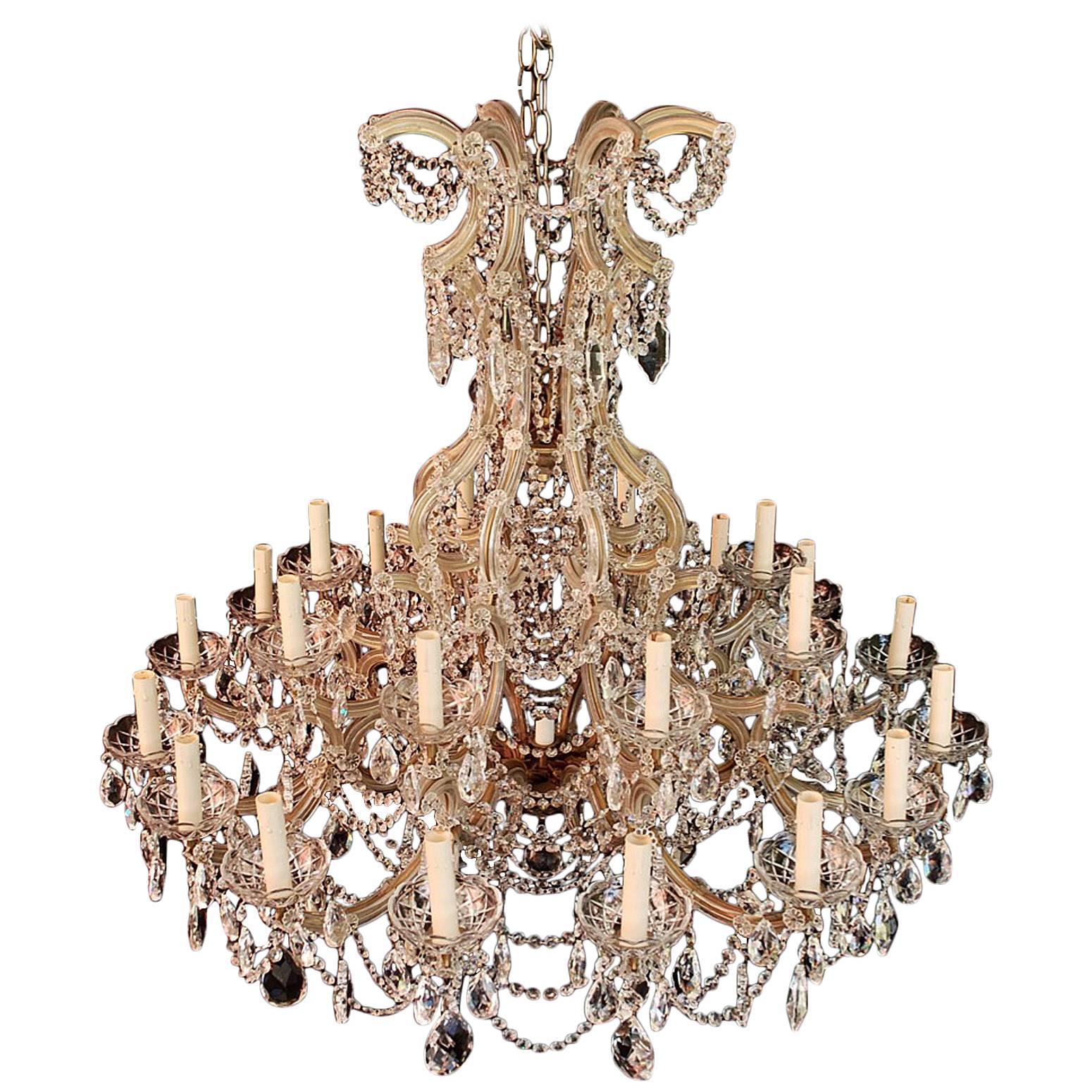 Très grand et imposant lustre en cristal de style Marie-Thérèse en vente