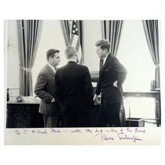 Rare photo signée Pierre Salinger avec JFK qui a été présentée à Cornel Paul