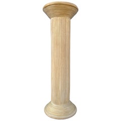 Columna de pedestal de ratán de caña partida de estilo bohemio / costero. Alrededor de 1980