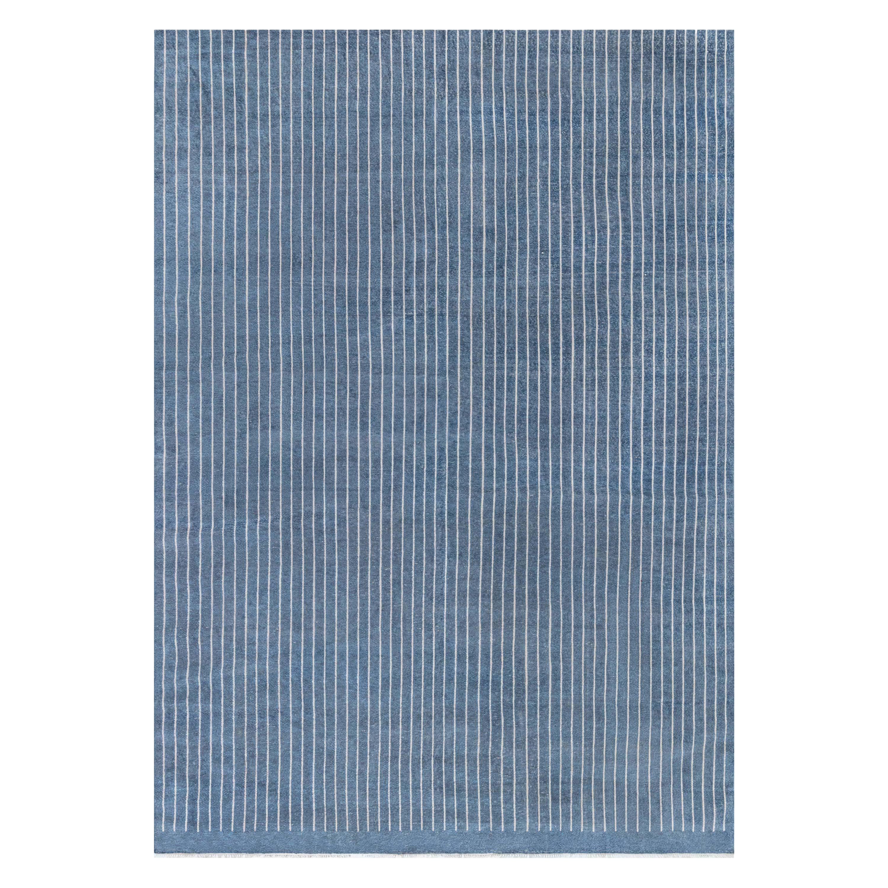 Tappeto contemporaneo a righe bianche e blu fatto a mano da Doris White Blau in vendita