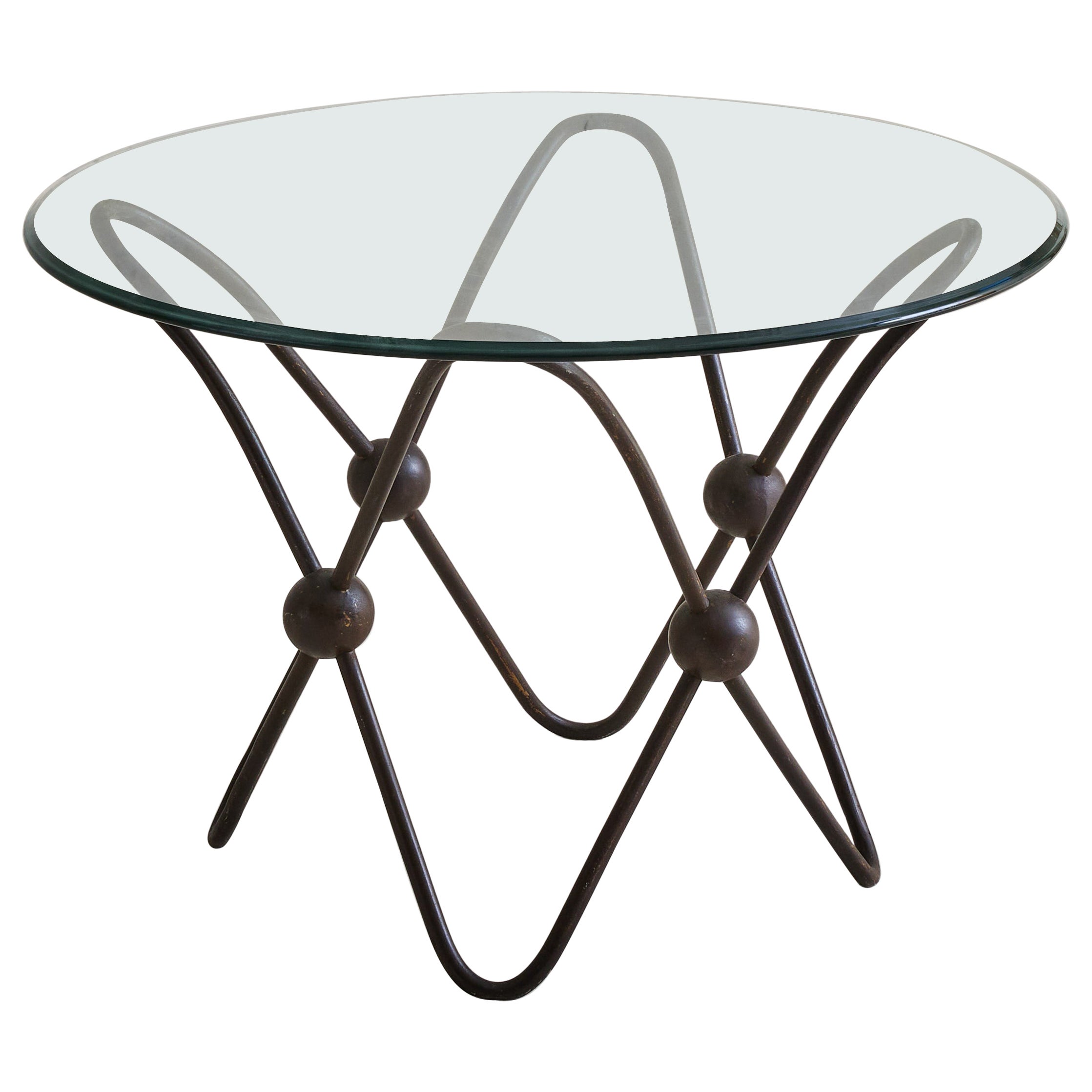 Table basse française en métal avec détails sphériques et plateau en verre, années 1950