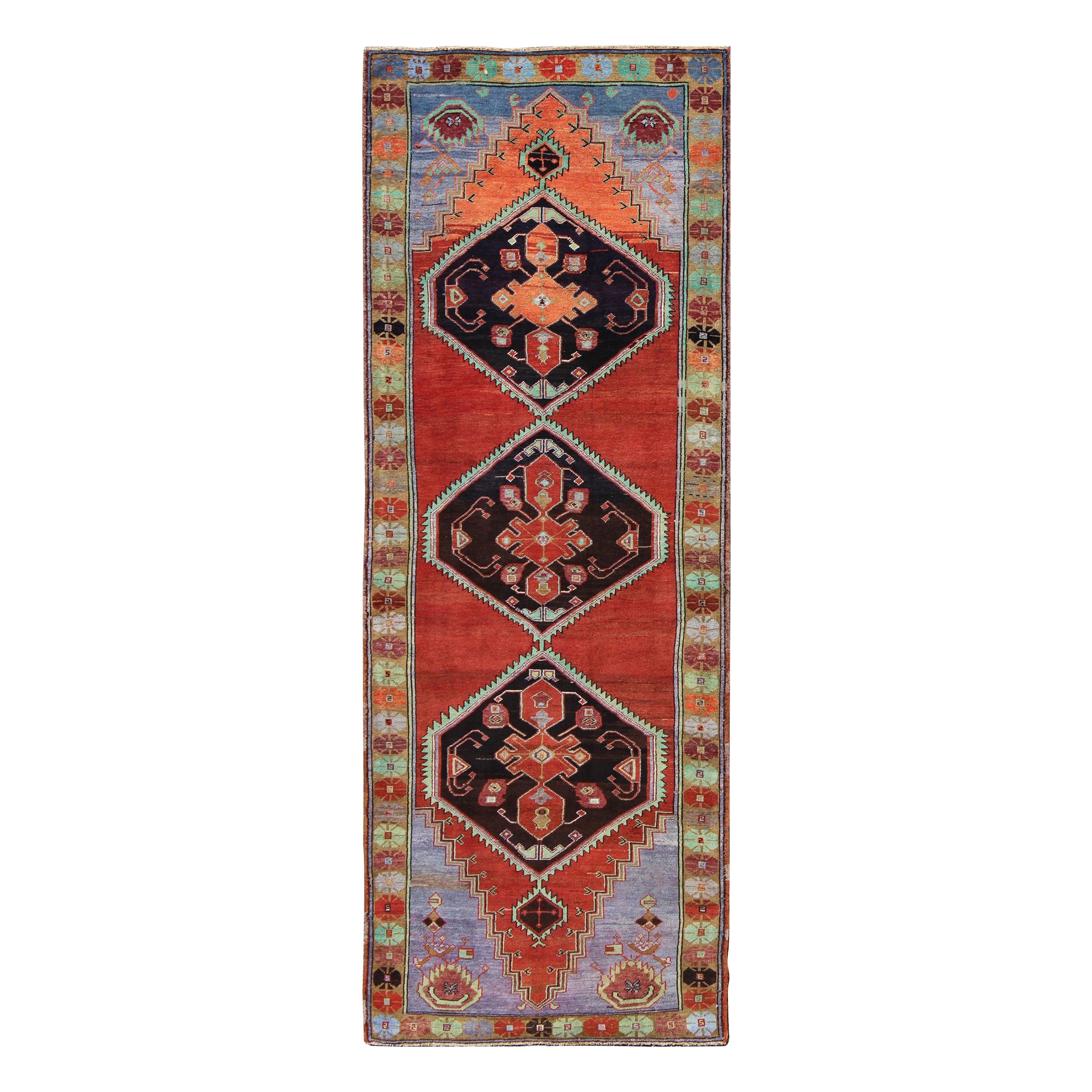Türkischer Oushak-Galerie-Läufer im Vintage-Stil mit kühnem rotem Feld und grünem 4'4 x 11'10
