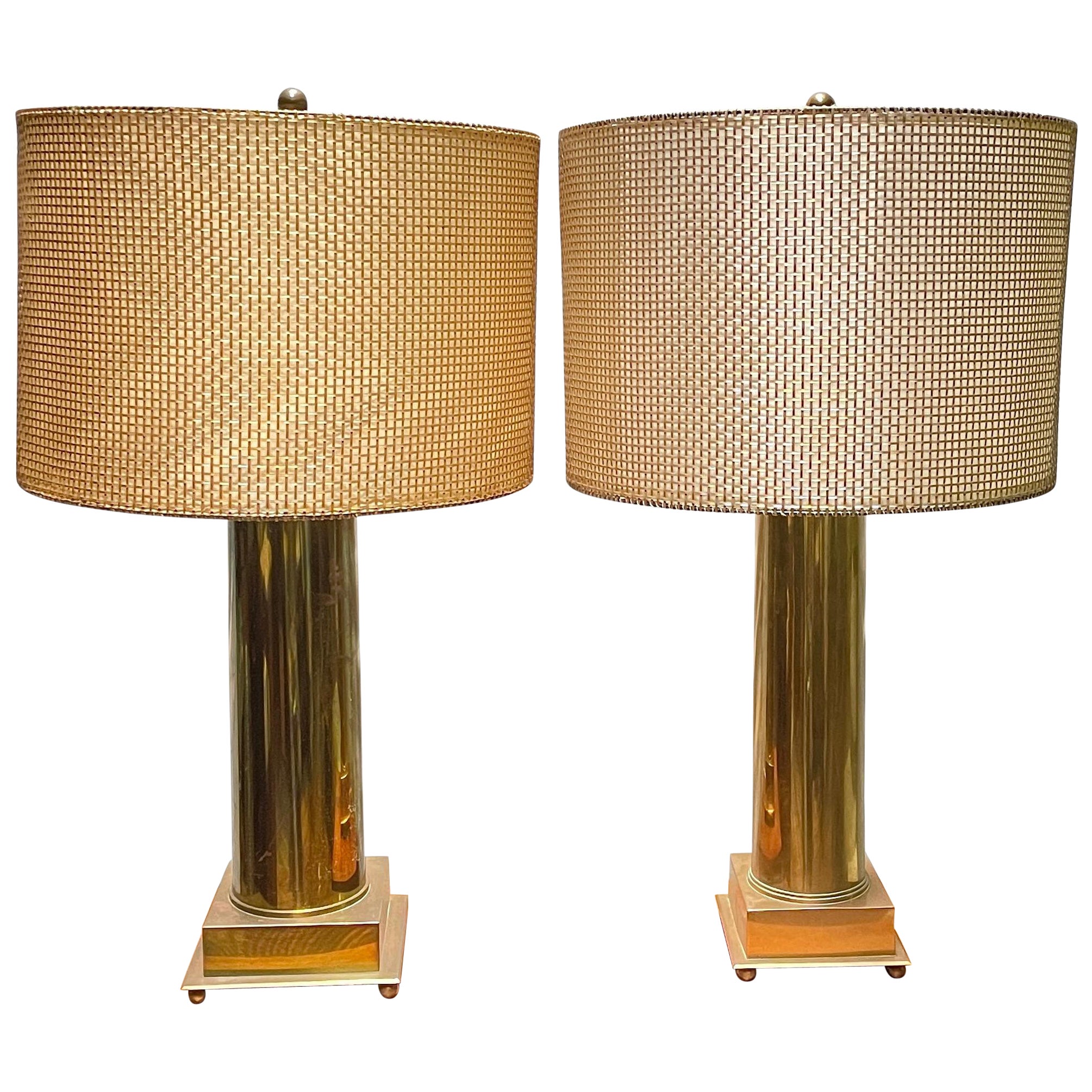 Monumentales lampes de table Trench Art en laiton avec abat-jour en fil de fer tissé