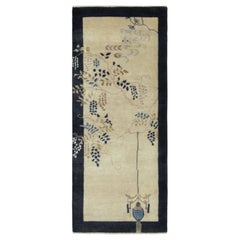 Rug & Kilim's Chinese Art Deco Style Runner Rug, crème blanc avec motif floral